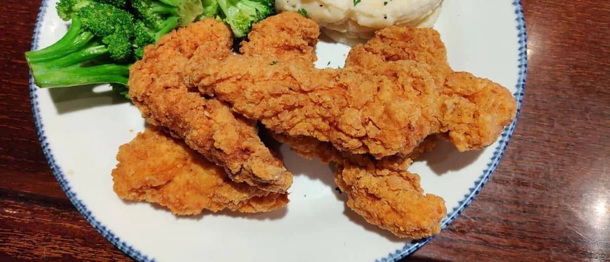 Pollo crujiente con copos de maíz en freidora de aire